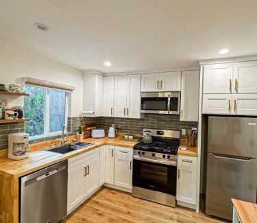 Calabasas House | Cozy Designer Guesthouse with Style - RE