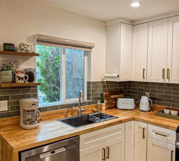Calabasas House | Cozy Designer Guesthouse with Style - RE