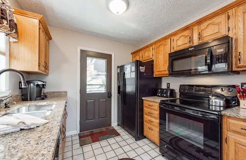 North Glade Hills House | Cozy Dog Friendly Chalet w/Views & Game Room