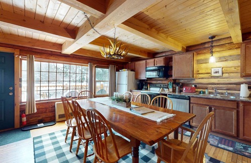 Jeffersonville Condo | Cozy dog-friendly condo w/private deck, grill, gas fireplace, firepit, cornhole