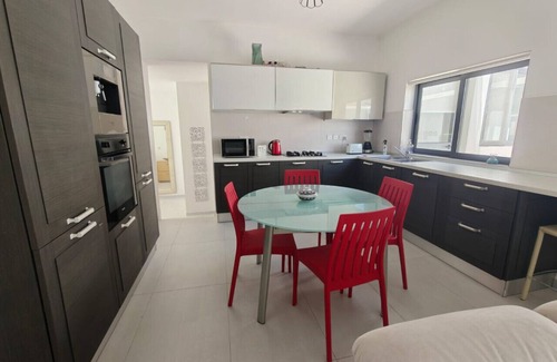 Pembroke Apartment | Cozy Double Room + Private Bath – Pembroke Stay