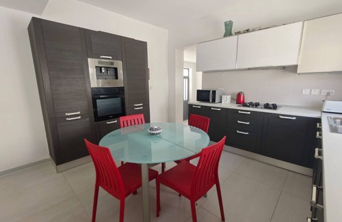 Pembroke Apartment | Cozy Double Room + Private Bath – Pembroke Stay