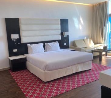 Trade Center Apartment | Cozy Dubai Marina Suite