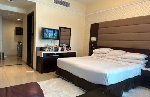 Trade Center Apartment | Cozy Dubai Marina Suite