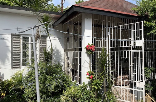 Spanish Town House | Cozy Entire home in Spanish Town