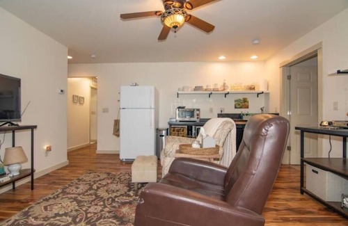 Ashland Cabin | Cozy European Cottage 2 bd + 1 bath