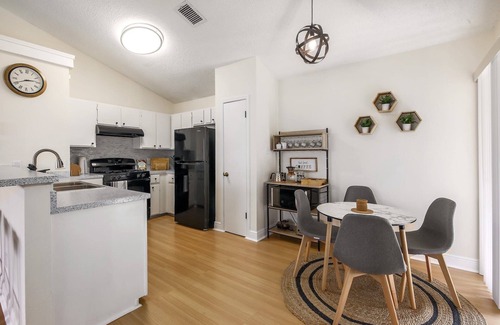 Greenslopes At Lake Creek House | Cozy & family friendly 2-bedrooms 2-bath home.