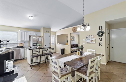 Biggs Field House | Cozy Farm House Home Located Near Main Freeways SUPER HOST on other platforms