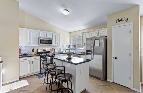 Biggs Field House | Cozy Farm House Home Located Near Main Freeways SUPER HOST on other platforms