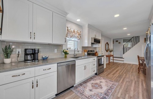 Troutville House | Cozy Farmhouse, Hot tub and Sauna on 8 acres!