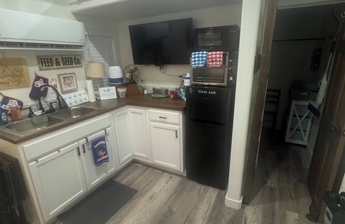 Etoile Cabin | Cozy fisherman cabin step from Lake Sam Rayburn