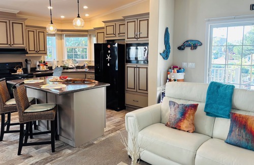 Weeki Wachee Gardens House | Cozy Florida Vibe-Waterfront- Early & Late Ck-in & out!