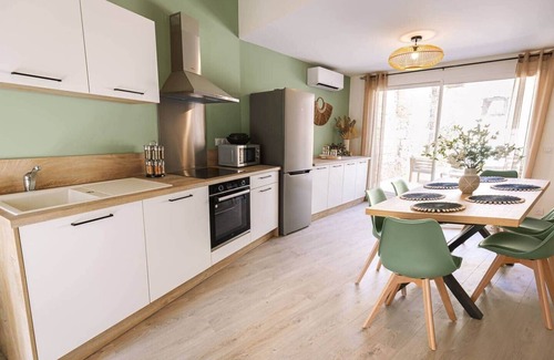 Saint-Paul-Trois-Chateaux Apartment | Cozy duplex - patio - sleeps 6 - historic village