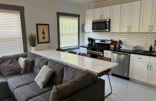 Sailboat Bend Apartment | Cozy - full kitchen & 10ft island - 1.2G Wifi