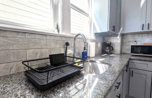 Orange House | Cozy Gem 18Min to EWR, 8min > NYC Train + Parking