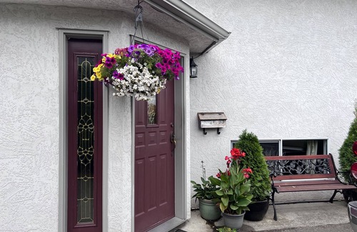 Saanich West House | Cozy Gem: Heart of Victoria