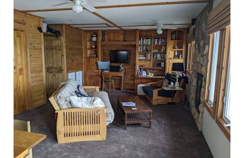 Centre Hastings Cottage | Cozy gem on the water!