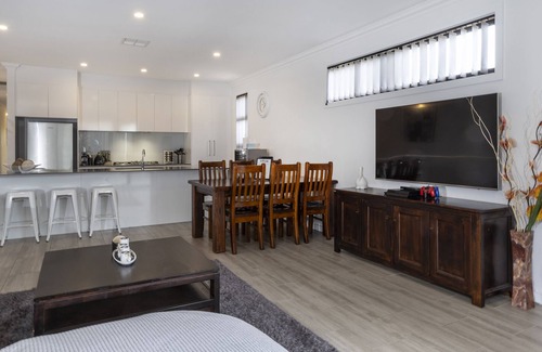 Christies Beach House | Cozy Getaway, King Bed w/TV✔︎NBN/Netflix/Nespresso