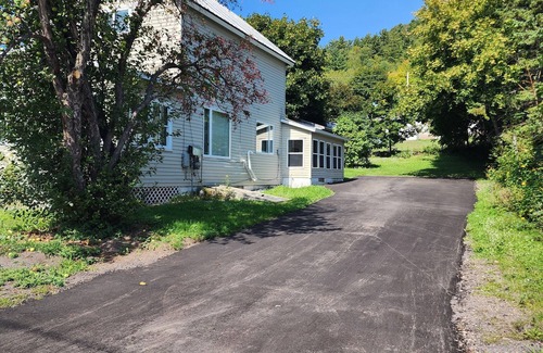 Houghton House | Cozy getaway mins from Michigan Tech, Ski & Snowmobile trails & Lake Superior