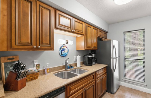 Saint Simons Heights Condo | Cozy Ground Floor Condo, gated w/pool, fitness, tennis, 2 bikes/Pet-Friendly!
