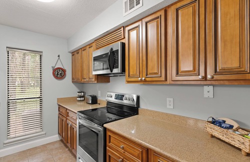 Saint Simons Heights Condo | Cozy Ground Floor Condo, gated w/pool, fitness, tennis, 2 bikes/Pet-Friendly!