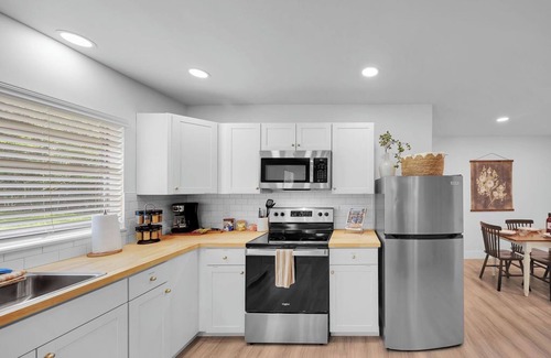 Palm Coast Cottage | Cozy Guest House w Hot Tub, Firepit & Private