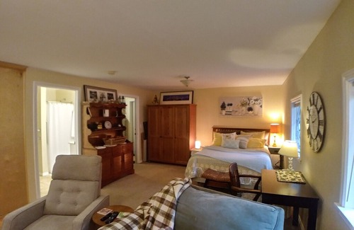 West Hills Apartment | ❤️Cozy Guest Suite Close to Everything❤️