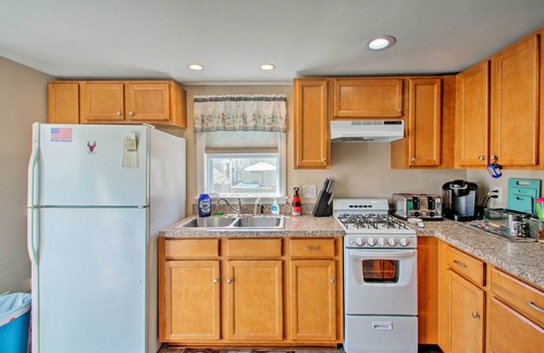 Hampton Cottage | Cozy Hampton Cottage - Walk to Beaches & Marina!