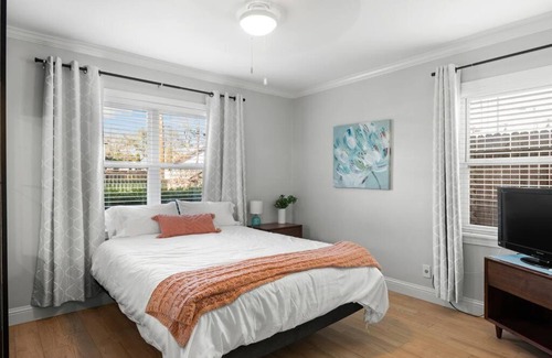 Greater Heights House | Cozy Heights House Patio and Backyard Sleeps 9