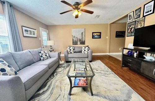 Arabi House | Cozy Hidden Gem 2-bedroom townhome in Historic Old Arabi