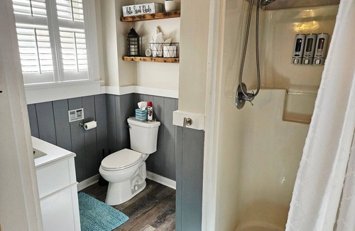 New Albany House | Cozy hideaway on Mason Row Main St. New Albany 10 minutes to downtown Louisville