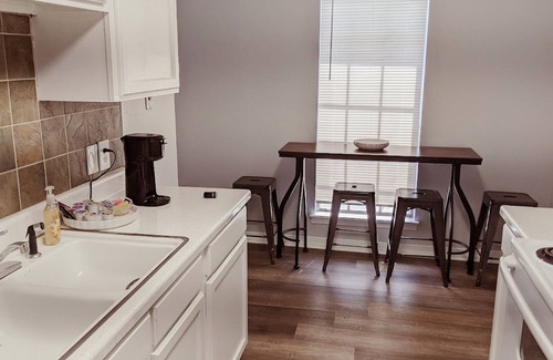 Highland Historic District House | Cozy Highland Condo Private Garage Near Downtown