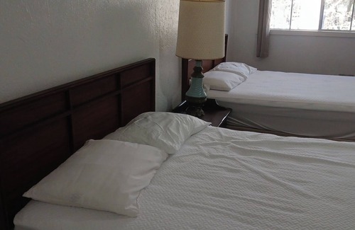 Mayo Hotel | Cozy Hill Top 20 in lovely Mayo with WiFi, AC, fitness room
