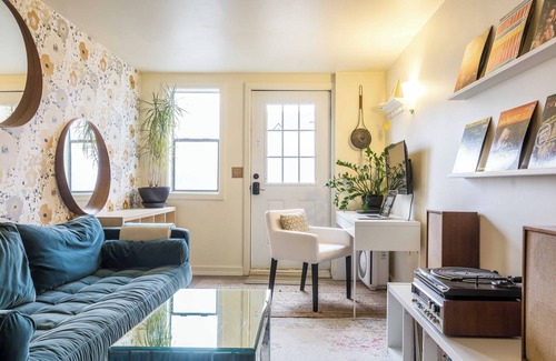 Whittier Heights Apartment | Cozy Hip Vintage Mil Apt In Ballard