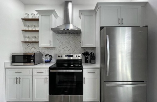 Sanford House | Cozy Historic home with 2 king size beds in Sanford