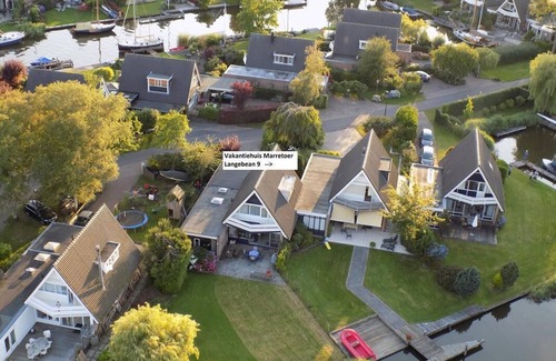 Uitwellingerga Villa | Cozy holiday home for 9 people on the water side in Uitwellingerga