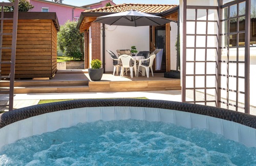 Vrvari Cottage | Cozy Holiday Home with Terrace & Jacuzzi - Poreč, Istria, Croatia
