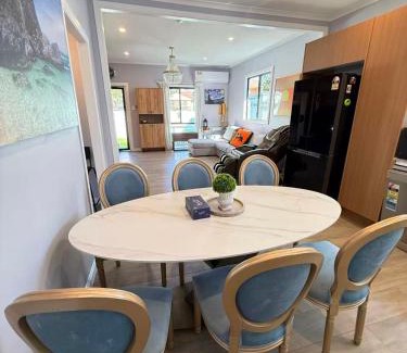Cannon Hill House | COZY Holiday House just 15 mins from Brisbane City next to Train Station