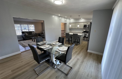 Worcester House | Cozy home 5 minutes to shopping center, HC college, 2 kitchens, 2 living rooms