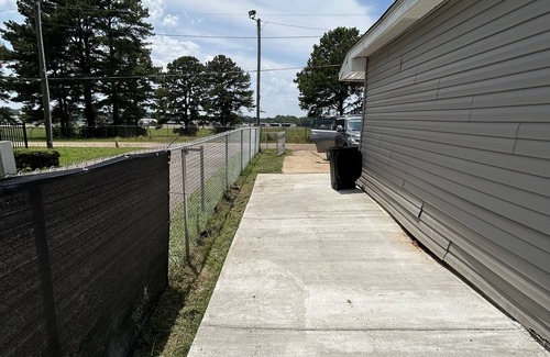 Jackson House | Cozy Home, fully fenced with huge back yard