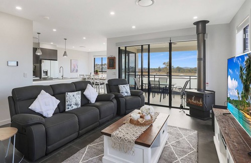 Central Mudgee House | Cozy Home Illalangi with Fireplace, Garden and BBQ