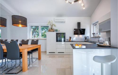 Krsan House | Cozy Home In Cambarelici