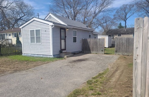 Warwick House | Cozy Home in Oakland Beach Nearby Airport