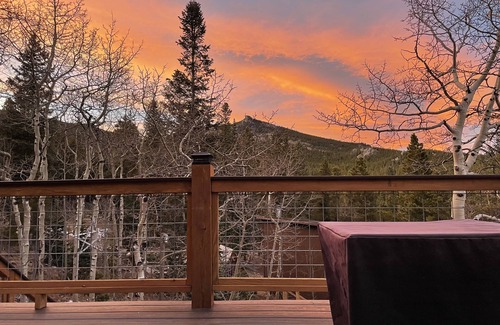 Black Hawk House | Cozy home in the Colorado mountains with hot tub-close to Denver & Boulder