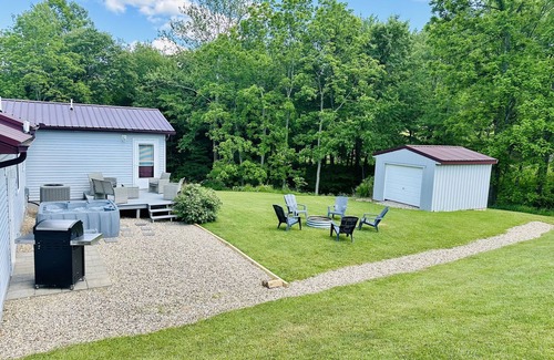 Logan House | Cozy home in the heart of Hocking Hills * with Hot Tub *