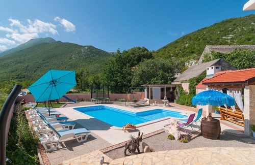 Sestanovac House | Cozy home in Zezevica with sauna