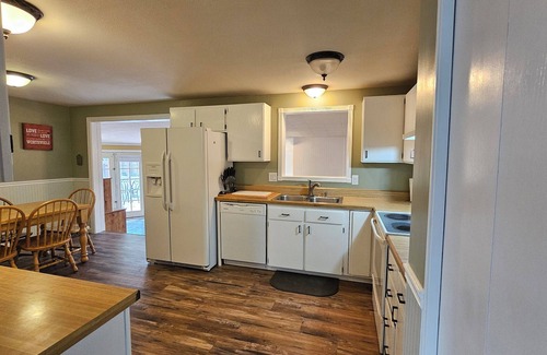 Castle Rock House | Cozy Home Jetted Tub, Fenced Yard, Greenhouse, 30-day min. 6wk & 12wk discounts