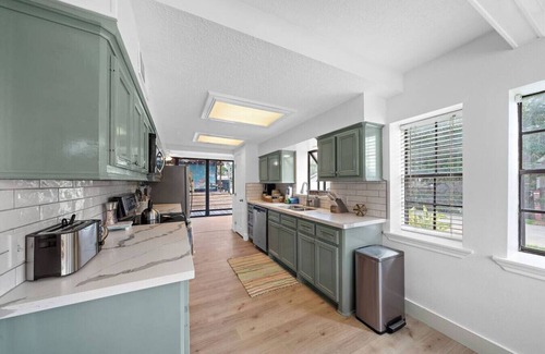Clear Lake Shores House | Cozy Home Near Kemah Boardwalk with Game Room