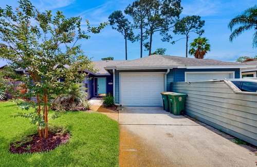 Golden Glades - The Woods House | Cozy home near Intracoastal Waterway with screened porch, washer/dryer & AC