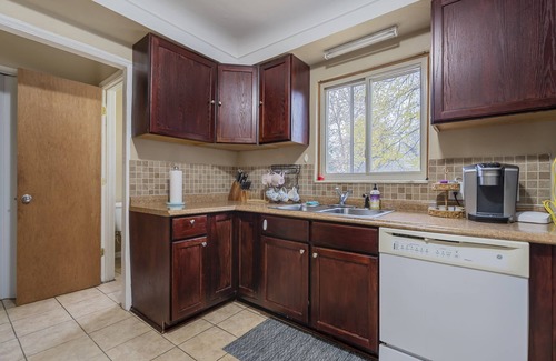 Ottawa House | Cozy home near university, Pet-Friendly & Family-Friendly Neighborhood